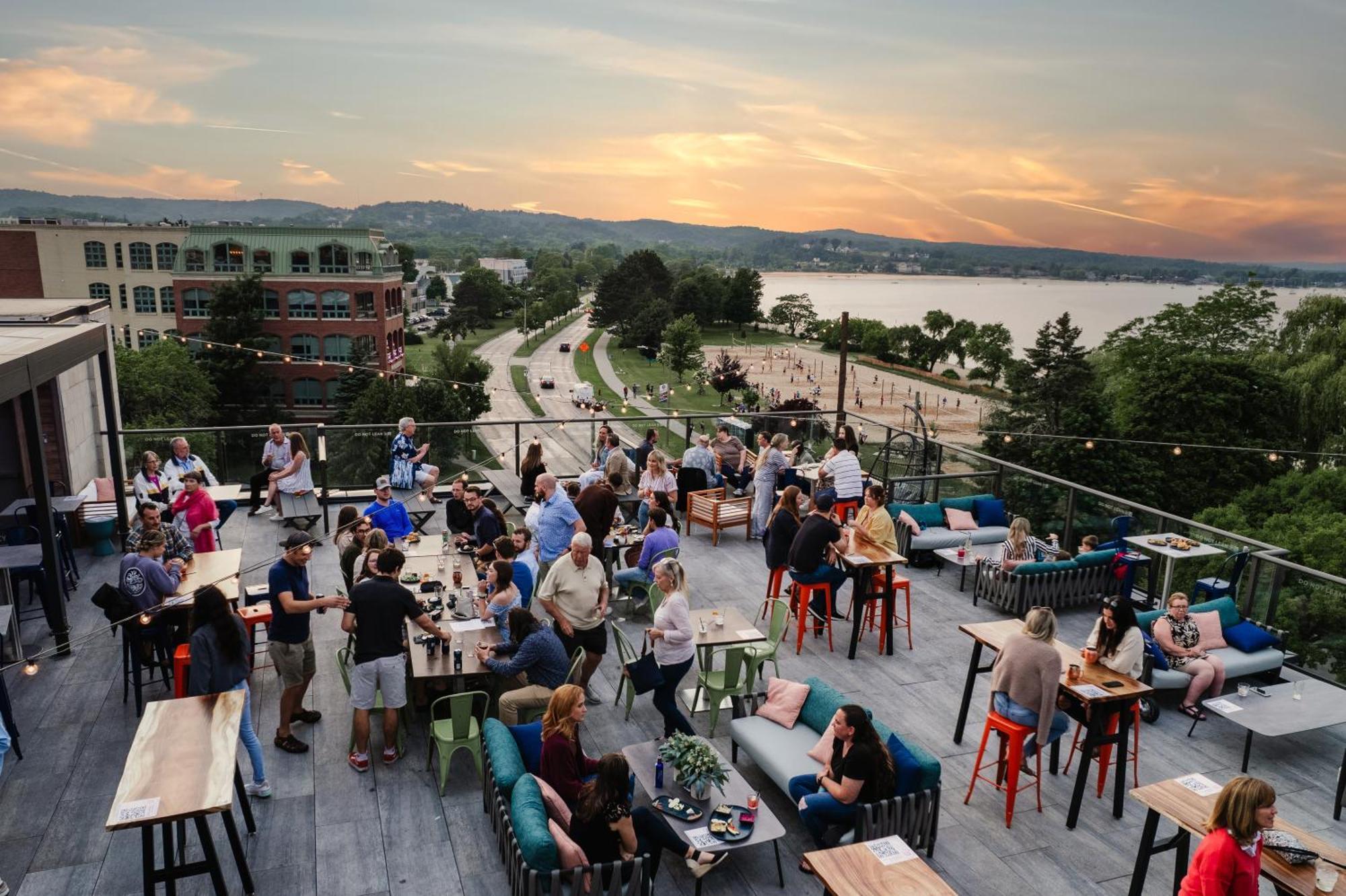 Hotel Indigo Traverse City By Ihg Экстерьер фото